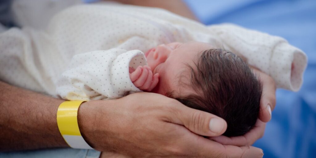 Maternidades de Goiás começam a adotar sistema tecnológico inovador para evitar trocas de bebês