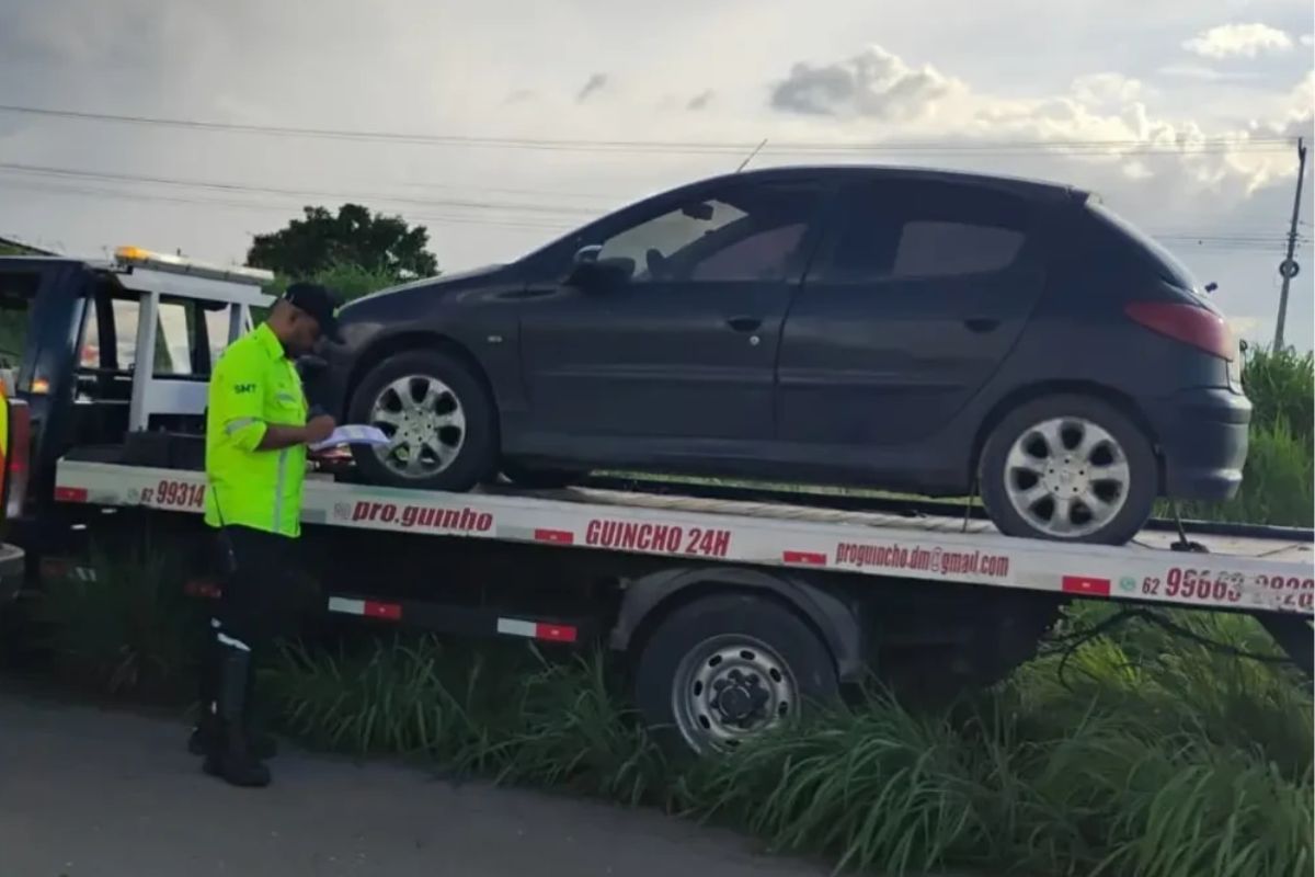 Carro com quase 300 multas e R$ 75 mil em débitos é apreendido em Senador Canedo