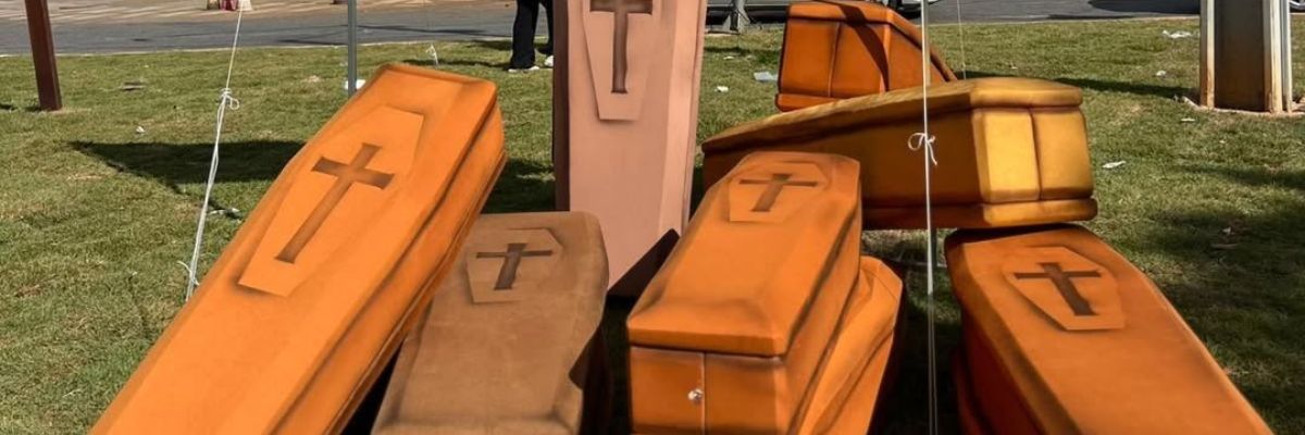 "Saldão" de caixões em Goiânia chama atenção de motoristas