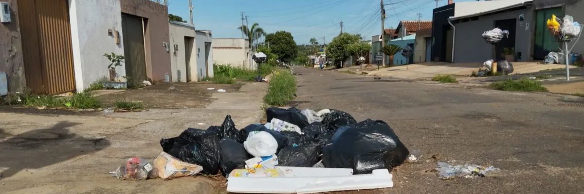 Moradores de Trindade denunciam acúmulo de lixo em diversos bairros