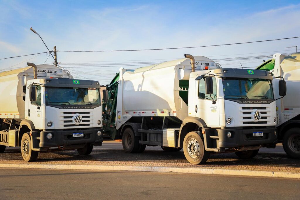 Após denúncias de acúmulo de lixo, nova empresa assume coleta em Trindade