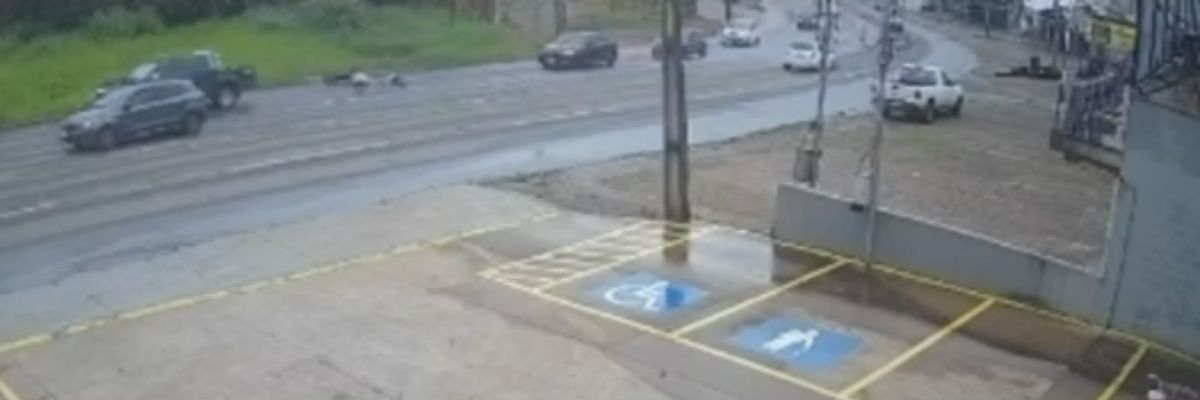 Imagens mostram exato momento em que motociclista é atingido por Hilux em Goiânia; veja vídeo