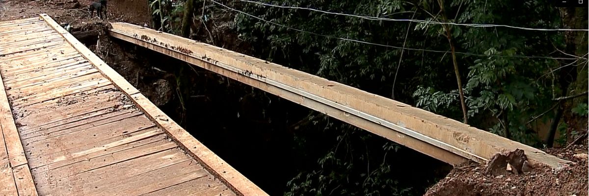 Moradores denunciam riscos em travessia sobre o Córrego Bandeirinhas, em Aparecida de Goiânia