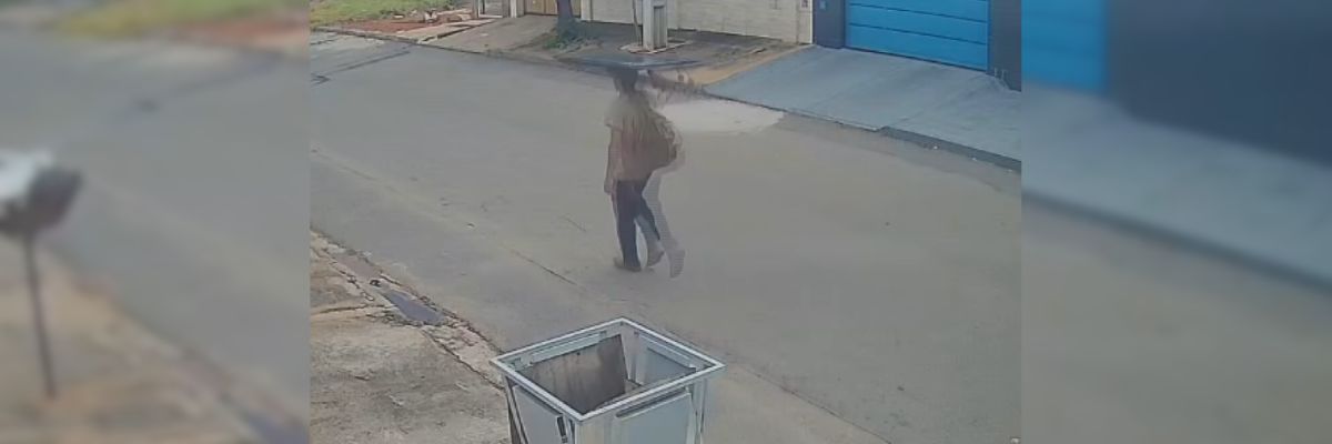 Homem é preso após furtar casa e sair com TV de 65 polegadas na cabeça, em Aparecida de Goiânia