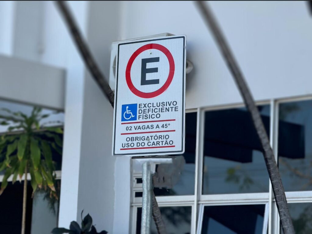 Estacionar em vaga especial sem autorização pode render multa e remoção do veículo em Goiânia