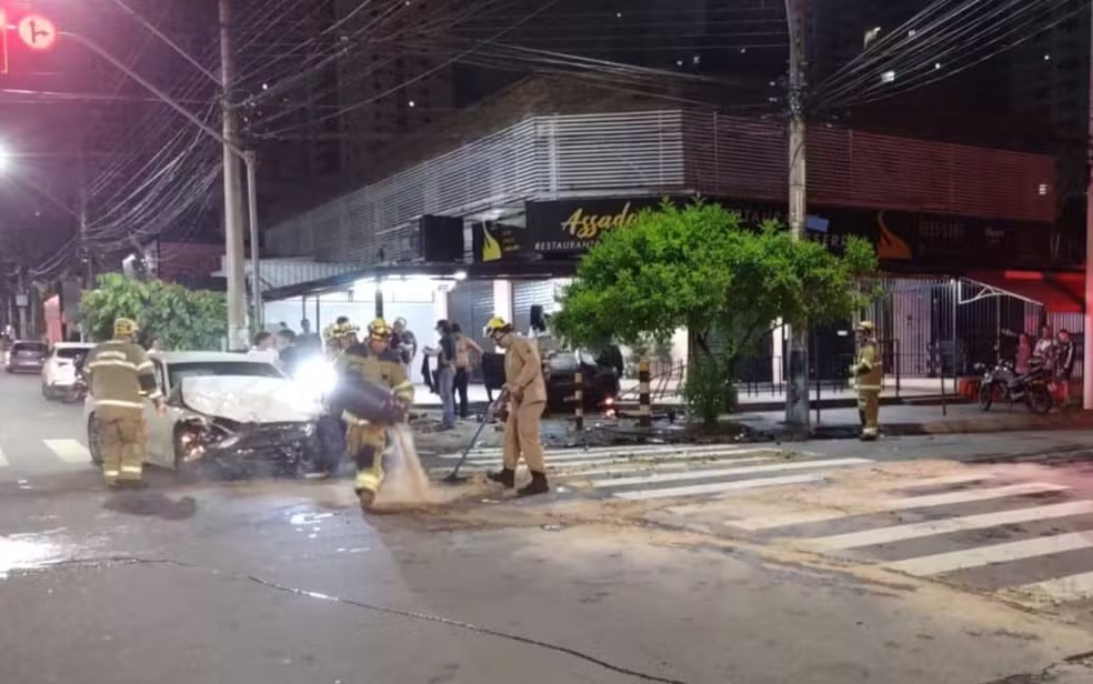 Colisão entre BMW e Range Rover deixa feridos na madrugada em Goiânia