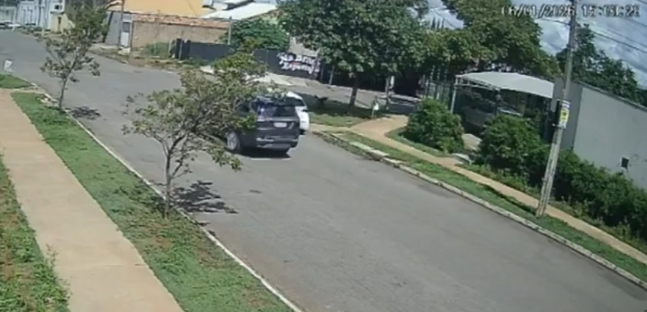 Empresário de Trindade morre após ser prensado por kombi contra próprio carro, em Goiânia