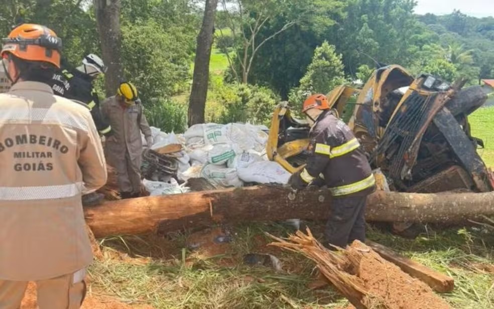 Capotamento de caminhão deixa dois mortos na zona rural de Caldazinha
