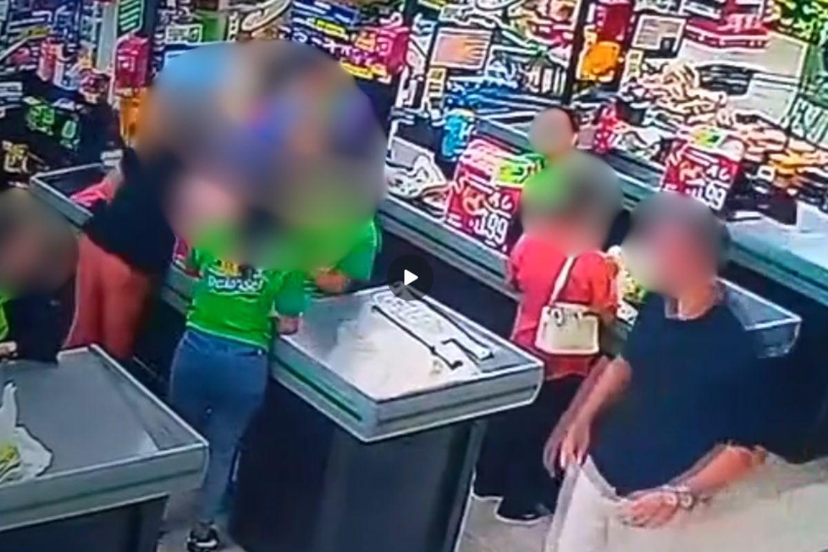 Vídeo: operadora de caixa é agredida com tapa por cliente em supermercado de Trindade