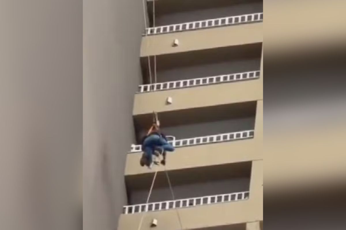 Trabalhador fica pendurado a 130 metros de altura em Goiânia; veja imagens