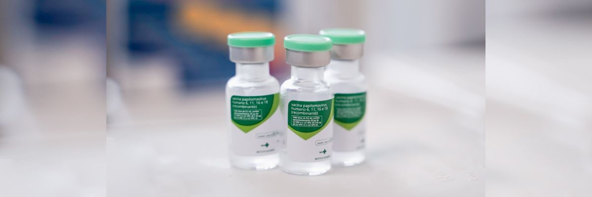 A Secretaria de Saúde (SES) reforça a convocação de adolescentes e jovens com idades entre 15 e 19 anos para a vacinação contra o Papilomavírus Humano (HPV), infecção sexualmente transmissível mais comum no mundo e associada ao desenvolvimento de diversos tipos de câncer. A vacinação é considerada a principal forma de prevenção contra as complicações provocadas pelo vírus. A vacina contra o HPV está disponível gratuitamente nas unidades básicas de saúde. Para se vacinar, é necessário apresentar documento de identificação e o cartão de vacinação. A Secretaria de Saúde orienta que jovens que ainda não iniciaram ou não completaram o esquema vacinal procurem a unidade mais próxima. Entre os homens, a infecção costuma se manifestar principalmente por meio de verrugas genitais. Já nas mulheres, a infecção persistente pelo HPV está diretamente ligada ao câncer do colo do útero, um dos tipos mais incidentes no Brasil. Dados do Ministério da Saúde (MS) mostram que, até dezembro, foram aplicadas 208.789 doses da vacina contra o HPV em adolescentes e jovens de 15 a 19 anos em todo o país. Desse total, 90.994 doses foram destinadas ao público feminino e 117.795 ao masculino. Em Goiás, foram registradas 9.676 doses aplicadas nessa faixa etária, sendo 3.840 em mulheres e 5.836 em homens.