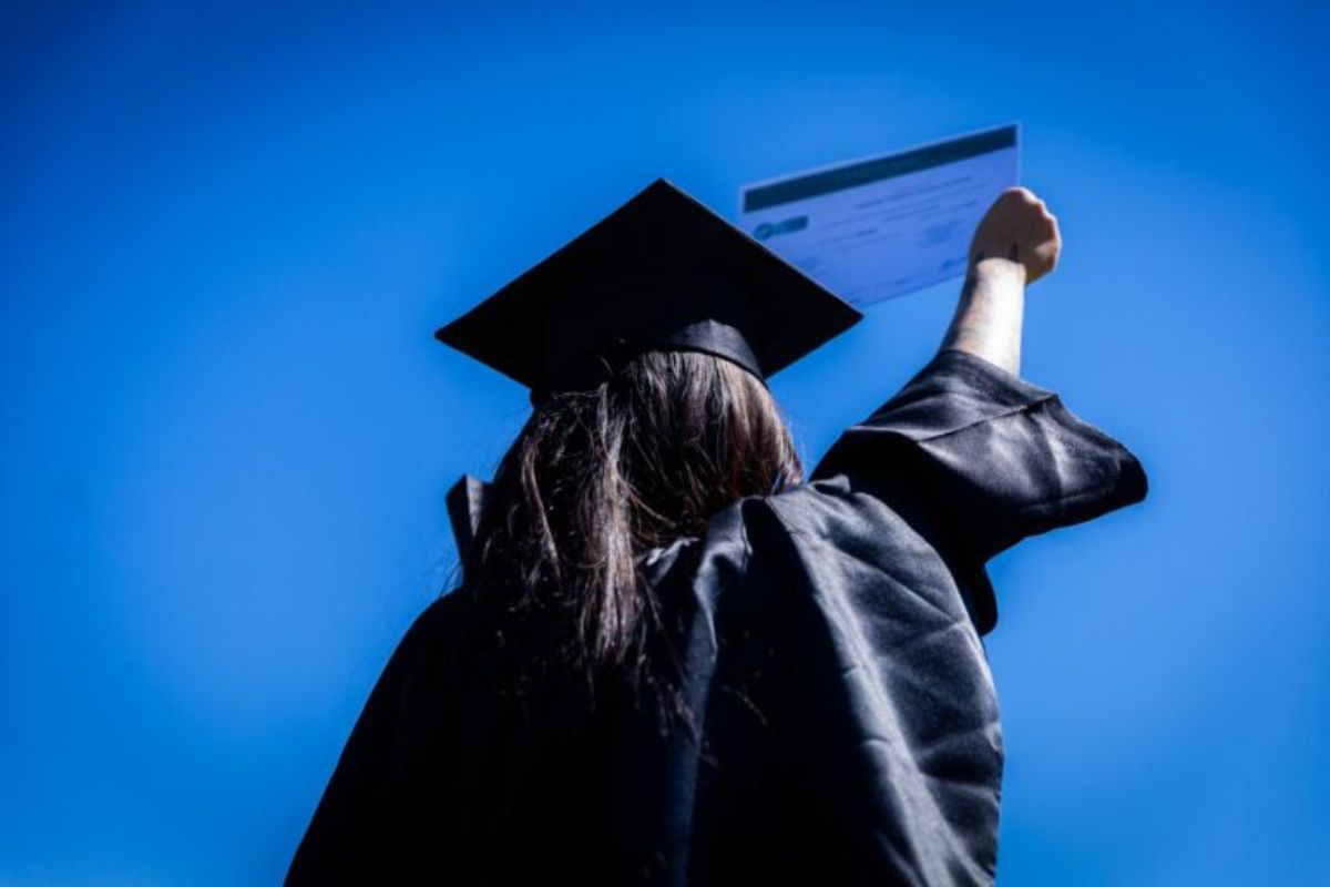 Adolescentes do sistema socioeducativo recebem certificados de cursos profissionalizantes em Goiânia