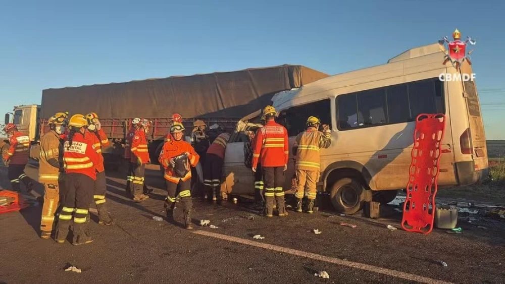 Cinco morrem e 11 ficam feridos em grave acidente na BR-020