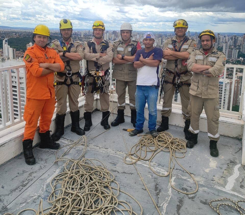 Trabalhador fica pendurado a 130 metros de altura em Goiânia; veja imagens