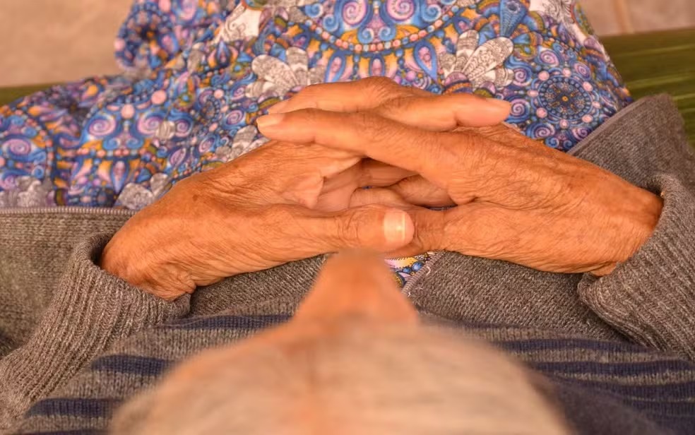 Idosa com Alzheimer processa 9 filhos para garantir pensão em Goiás