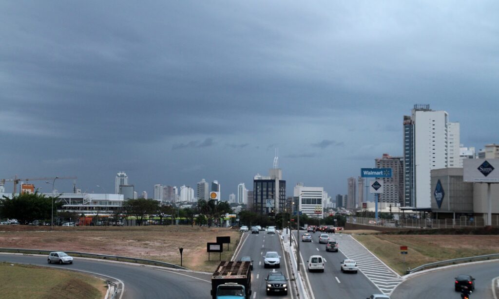 Goiás entra em alerta para chuvas fortes, raios e ventos acima de 50 km/h