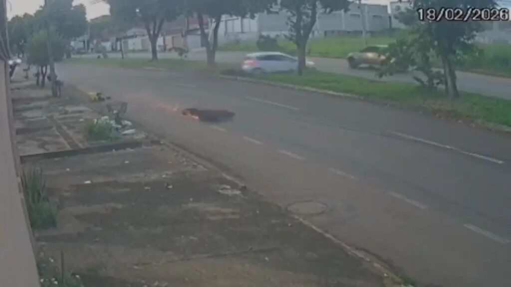 Entregador por aplicativo é arremessado a metros ao ser atingido por carro em Goiânia