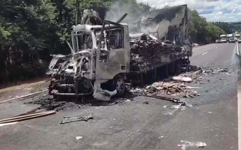 Jovem morre em grave acidente com caminhões na BR-153