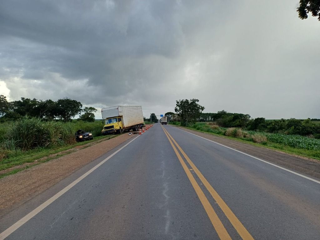 Idoso morre após grave acidente entre carro e caminhão na BR-153
