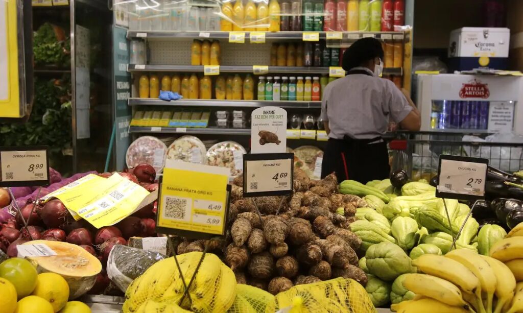 Supermercados de Goiás podem fechar aos domingos a partir de abril