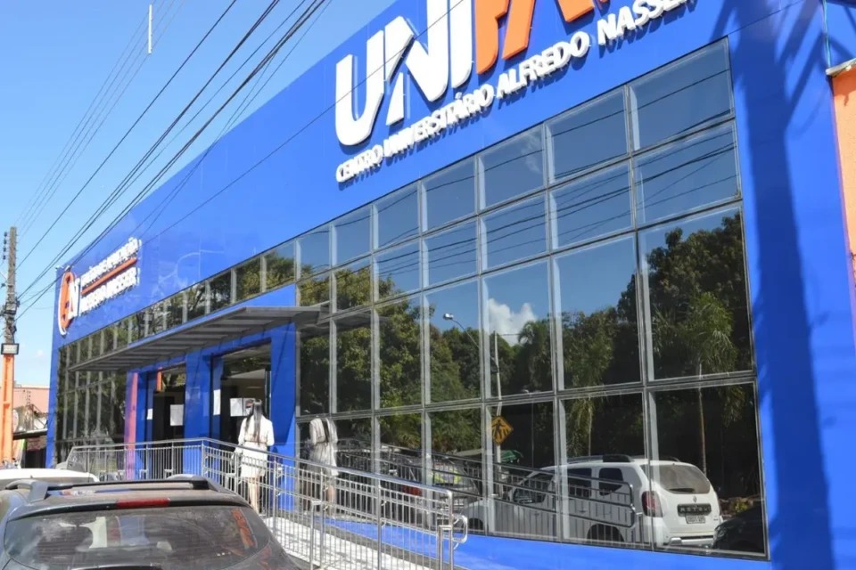 Baixo desempenho no Enamed leva MEC a restringir vagas em faculdades de Goiás