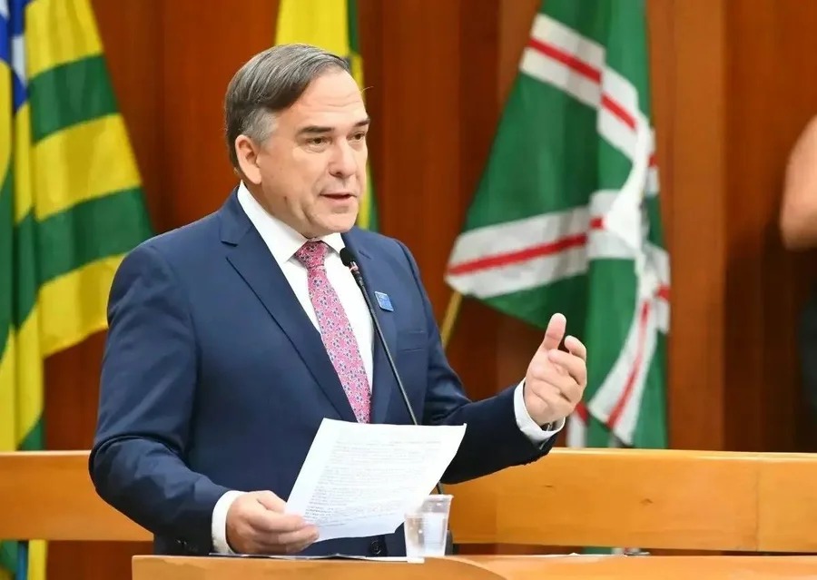 Prefeito de Goiânia veta auxílio de R$ 5 mil para mulheres comprarem armas