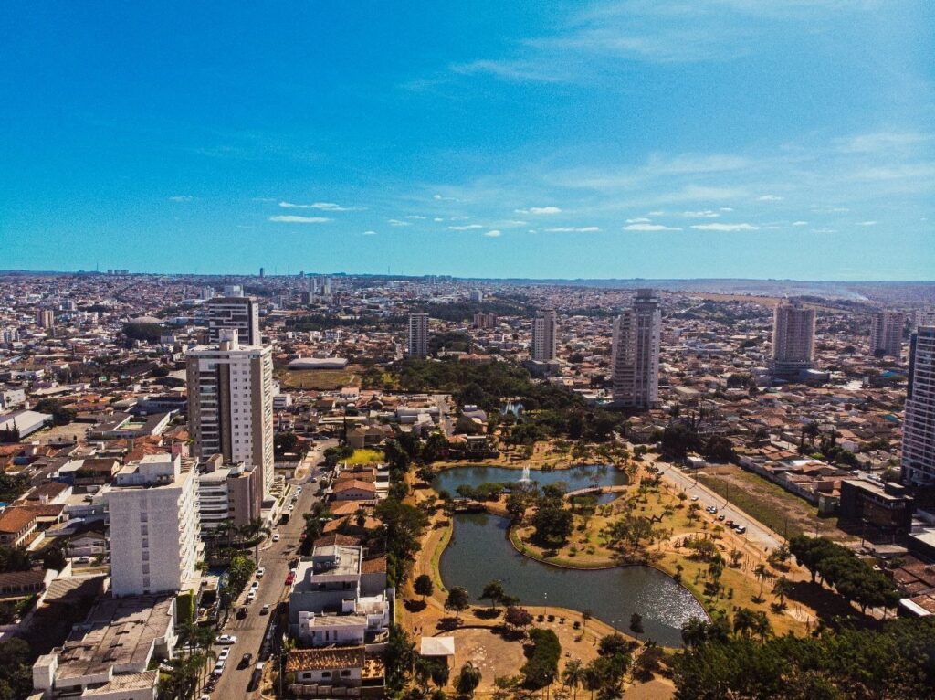 Cidade a 55 km de Goiânia reúne indústria forte, base aérea e referência em saúde