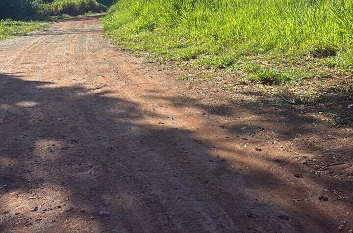 Moradores cobram asfalto e denunciam abandono em rua de Trindade