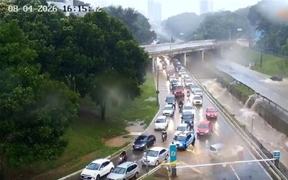 Temporal em Goiânia causa acidentes, alagamentos e fecha Marginal Botafogo