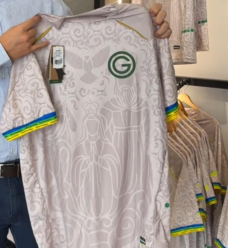 Camisa do Goiás inspirada na Festa de Trindade chega ao público; veja valores