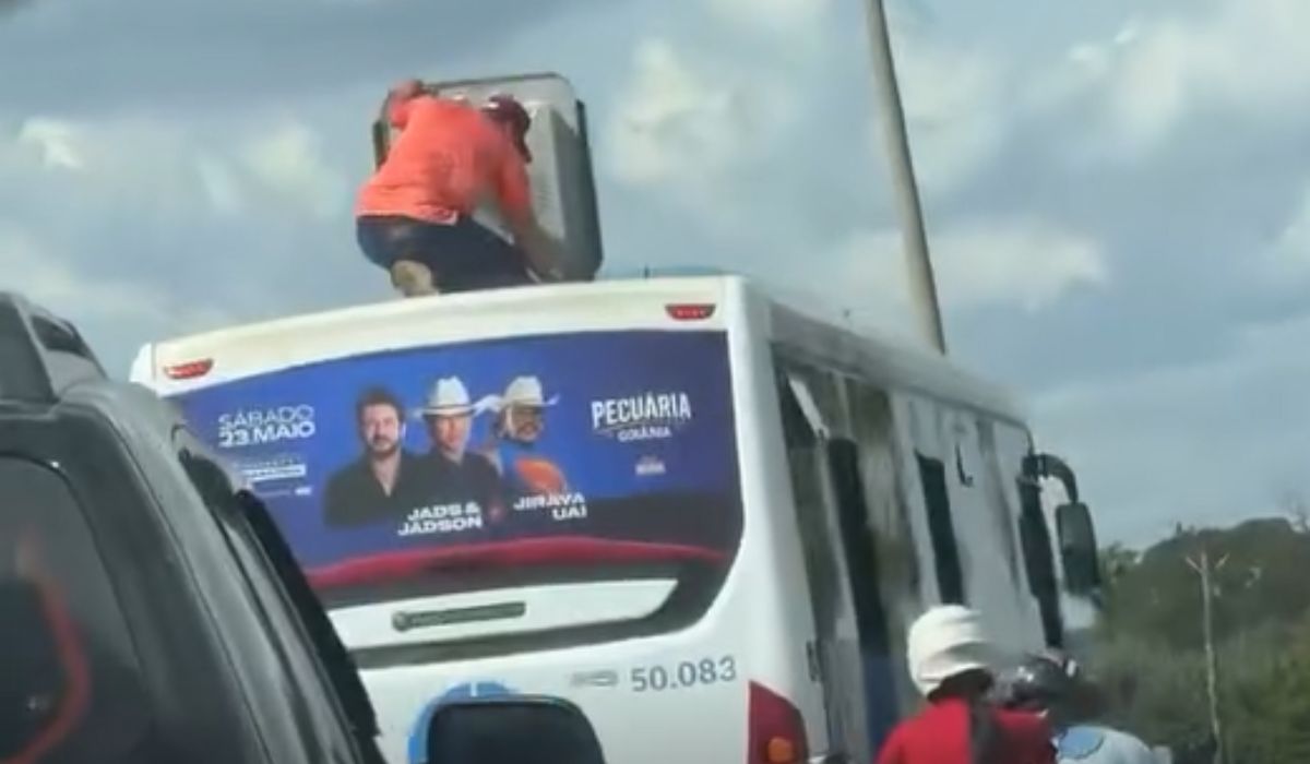 Homem é flagrado em cima de ônibus e cena viraliza em Goiânia