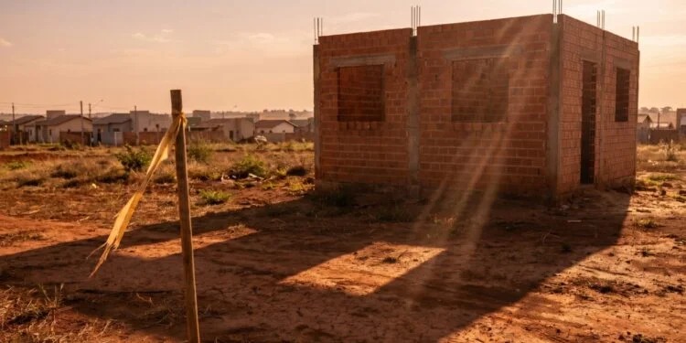 Moradora constrói casa em terreno errado e é obrigada a desocupar imóvel em Goiás