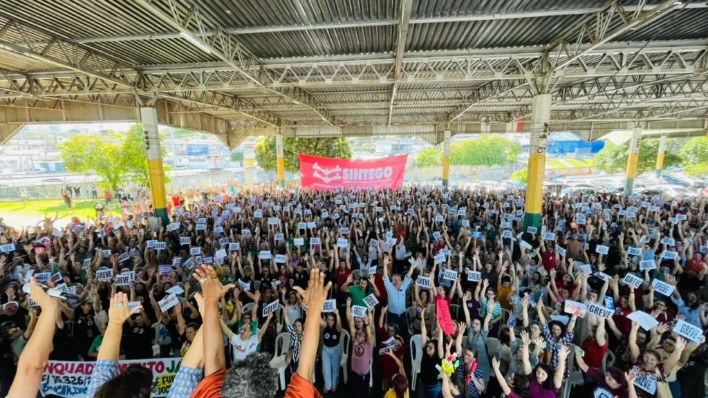 Servidores da Educação de Goiânia aprovam greve a partir de 12 de maio