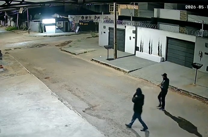 Câmeras flagram dupla invadindo oficina mecânica e furtando caixa de som em Trindade