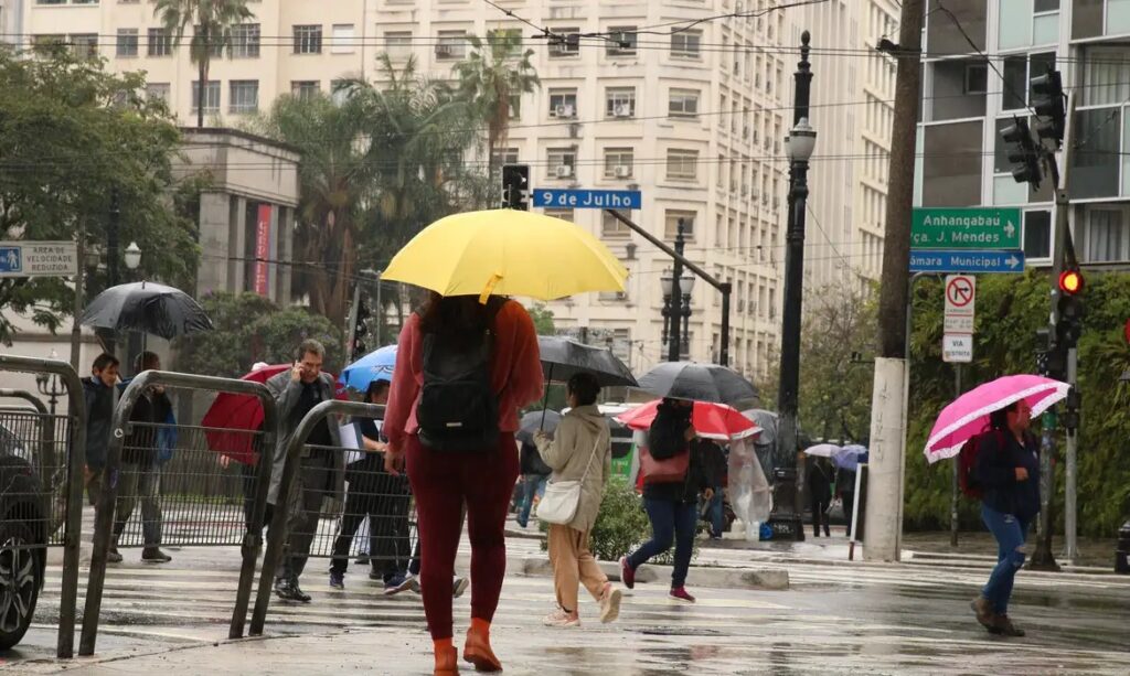 Goiás terá calor intenso e possibilidade de chuva isolada na segunda-feira (18)