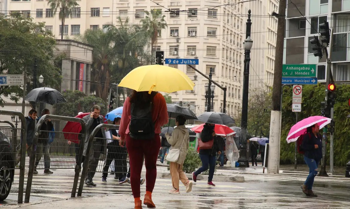 Goiás terá calor intenso e possibilidade de chuva isolada na segunda-feira (18)