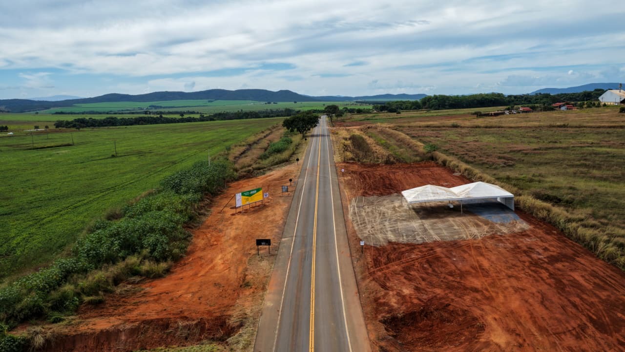 Asfalto na GO-230 é entregue em Vila Propício com investimento de R$ 62,8 milhões