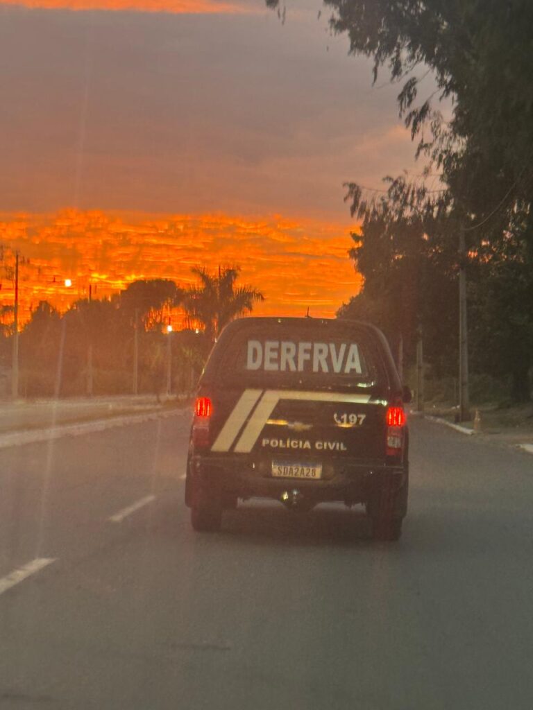 Operação da Polícia Civil mira grupo que trocava carros furtados por drogas em Goiás