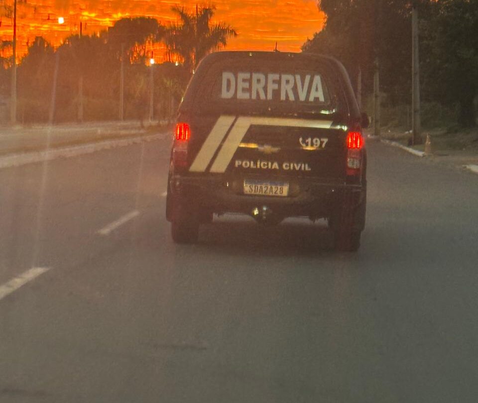 Operação da Polícia Civil mira grupo que trocava carros furtados por drogas em Goiás