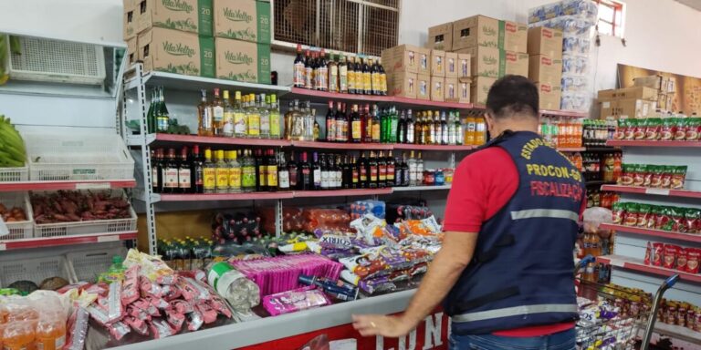 Fiscalização encontra produtos vencidos há quase dois anos em supermercado goiano
