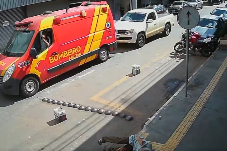 Vídeo mostra idoso passando mal enquanto viatura dos bombeiros trafega sem prestar socorro em Goiânia