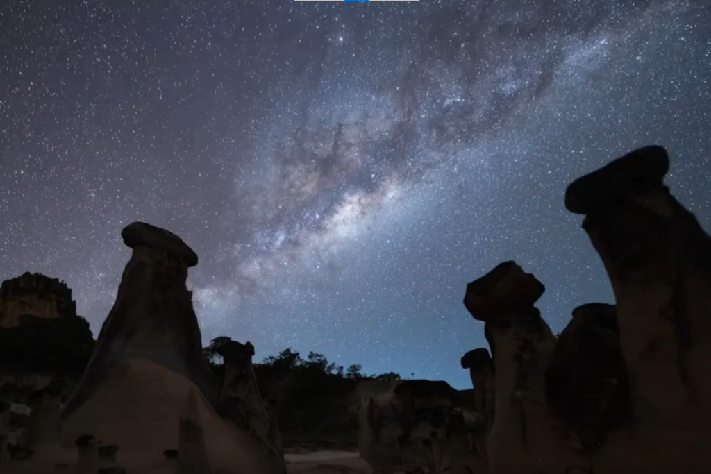 Fotógrafos registram Via Láctea sobre formações geológicas raras no nordeste de Goiás