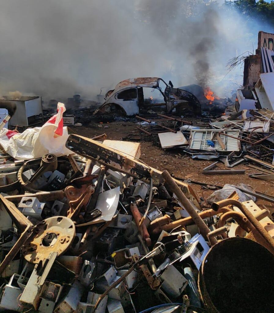 Incêndio de grandes proporções atinge fábrica de reciclagem e mobiliza bombeiros em Goiás