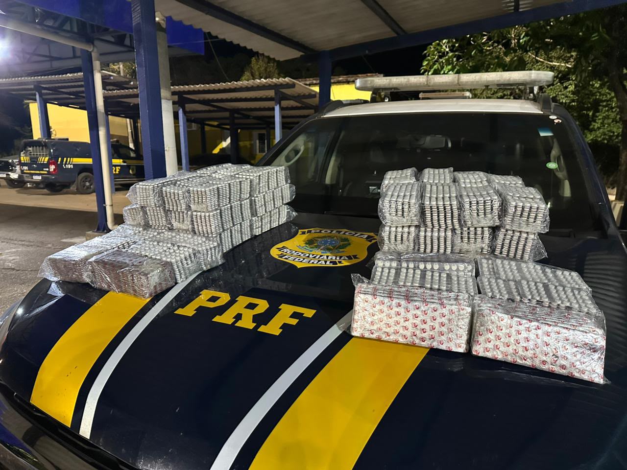 PRF apreende quase 45 mil comprimidos de rebite escondidos em ônibus na BR-153