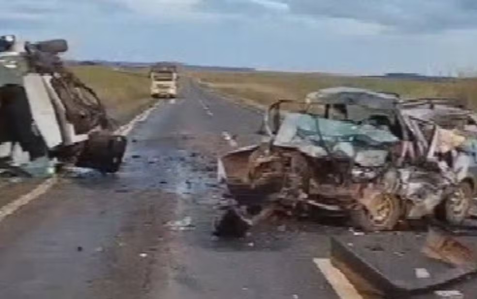 Grave acidente entre carro e van deixa três mortos na GO-230Goiás