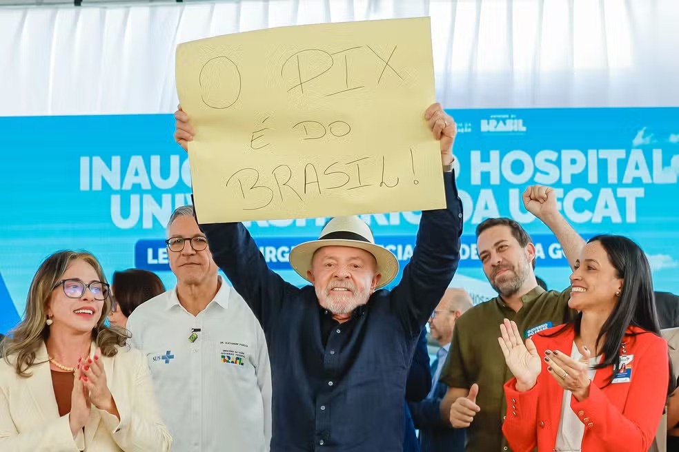 Lula exibe cartão com frase "O PIX é do Brasil" em Goiás e manda recado a Trump