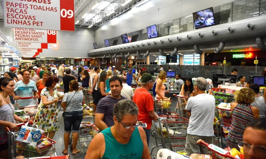 Nova regra limita horário de funcionamento de supermercados aos domingos em Goiás