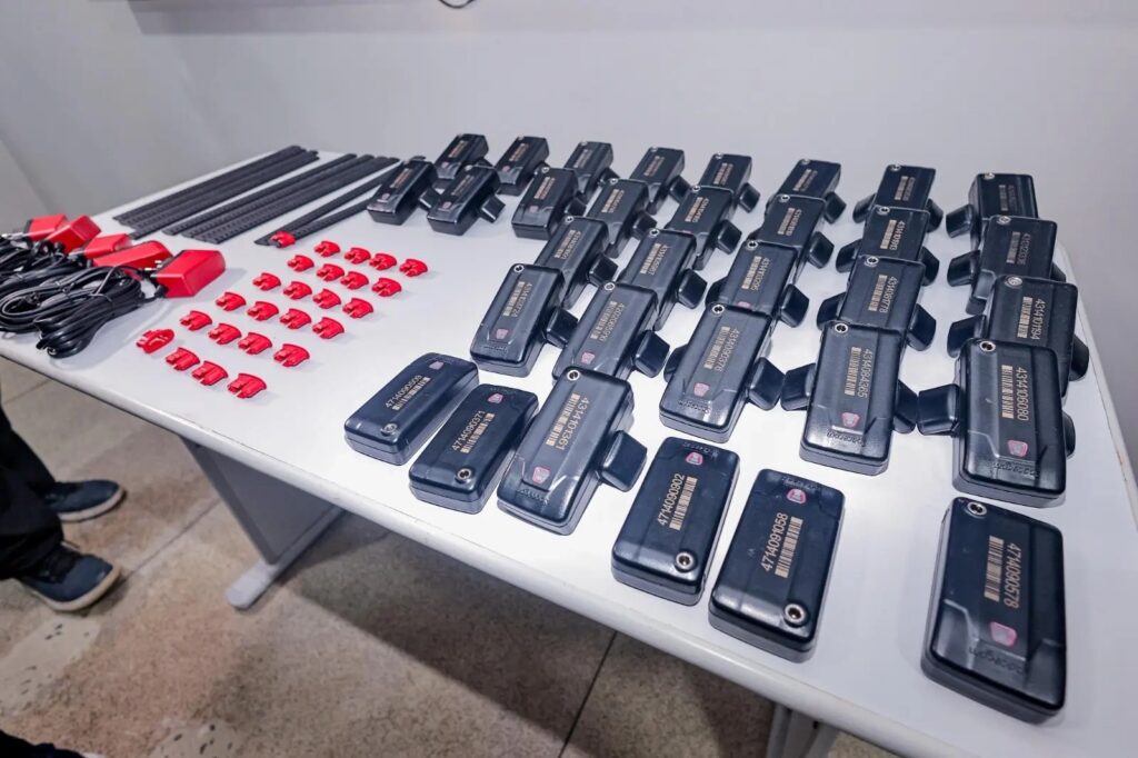 Agressores poderão arcar com custos de tornozeleiras eletrônicas em Goiás; entenda
