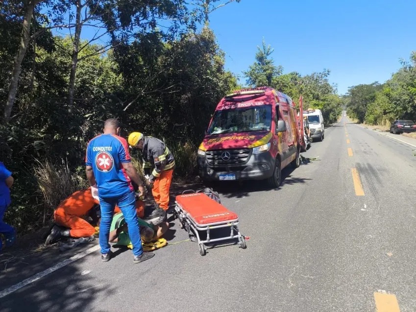 Homem sobrevive após passar três dias preso em carro que caiu em ribanceira em Goiás