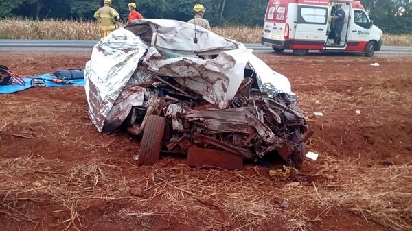 Três pessoas morrem em grave acidente entre carro e caminhão na BR-452